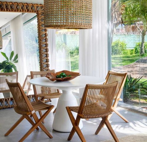 藤椅 沙發(fā) 綠植,簡潔舒適的度假房設(shè)計(jì)